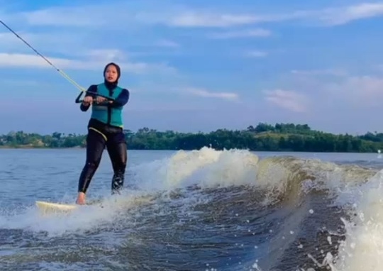 Boni Safira Atlet Ski Air Rohil merupakan anak tempatan yang berasal dari Teluk Pulau (foto/ist)